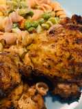 Muslitos de pollo a la parrilla con ensalada de fideos