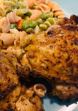 Una foto de Muslitos de pollo a la parrilla con ensalada de fideos