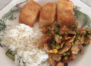 Una foto de Pescado frito con salteado y arroz