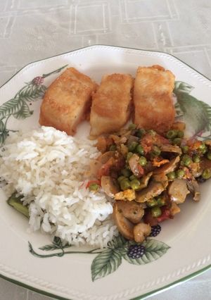 Una foto de Pescado frito con salteado y arroz