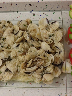 Una foto de Arroz salteado con almejas y tomates con aguacates y germinado de alfalfa