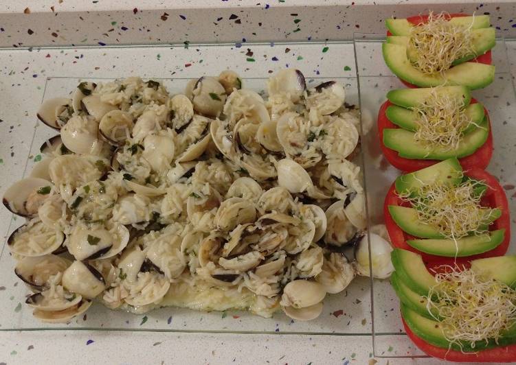 Arroz salteado con almejas y tomates con aguacates y germinado de alfalfa