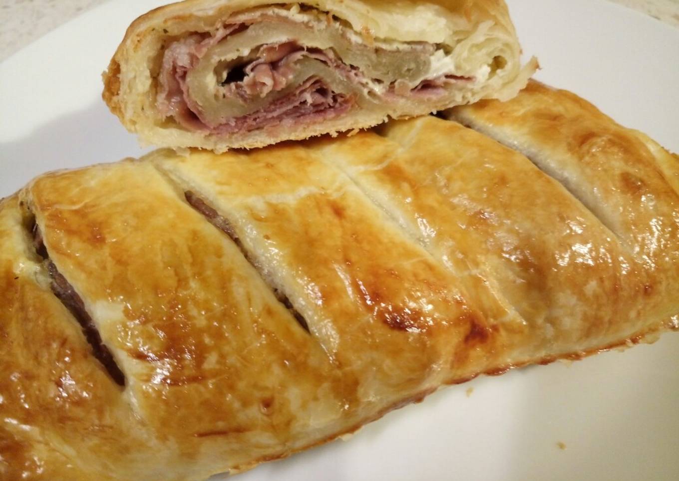 Zucchine and prosciutto pastry pie