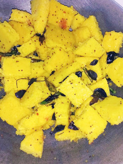 ढोकला(dhokla recipe in hindi) रेसिपी मुख्य फोटो