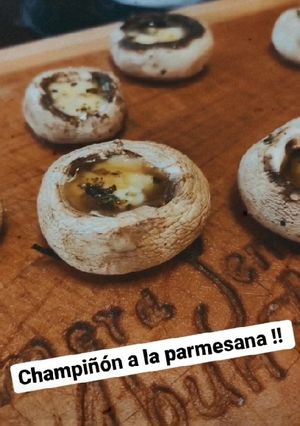 Una foto de Champiñones a la parmesana