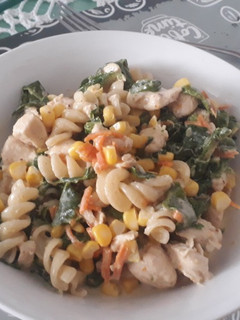Una foto de Fideos con pollo y acelga