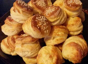 Kelesztés nélküli, szilveszteri-gyors pogácsa recept fotója