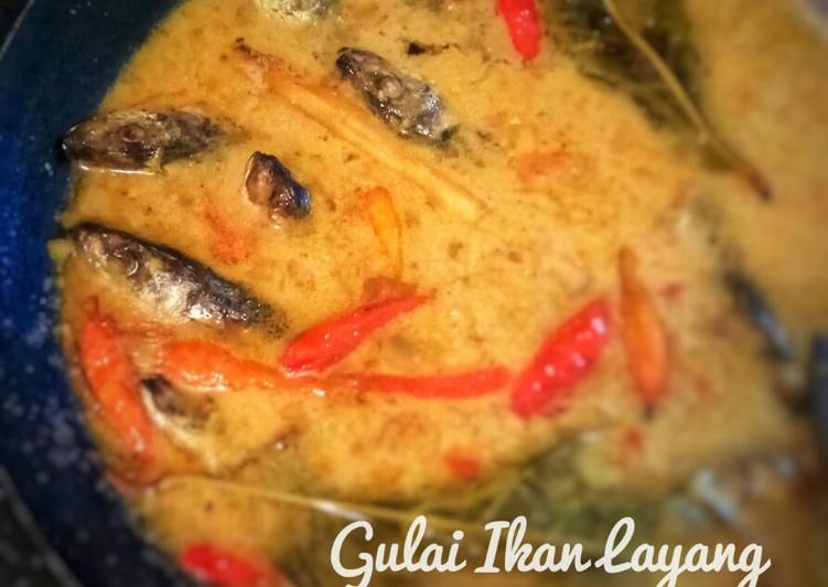 Bagaimana Menyiapkan Gulai Ikan Layang Lezat