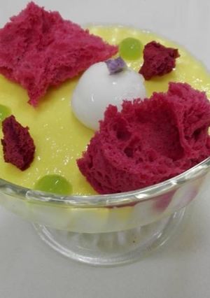 Una foto de Panna cotta de mango, nubes de frambuesa, gel de lima y esfera de yogurt