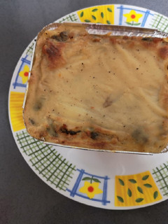 Una foto de Lasaña sin lactosa de boloñesa con espinacas