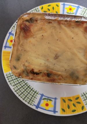 Una foto de Lasaña sin lactosa de boloñesa con espinacas