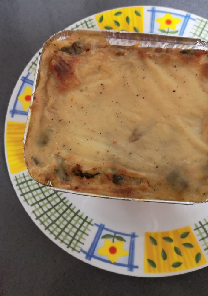Una foto de Lasaña sin lactosa de boloñesa con espinacas