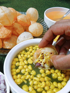 पानी पूरी (pani puri recipe in Hindi) रेसिपी मुख्य फोटो