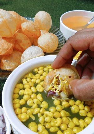 पानी पूरी (pani puri recipe in Hindi) रेसिपी मुख्य फोटो