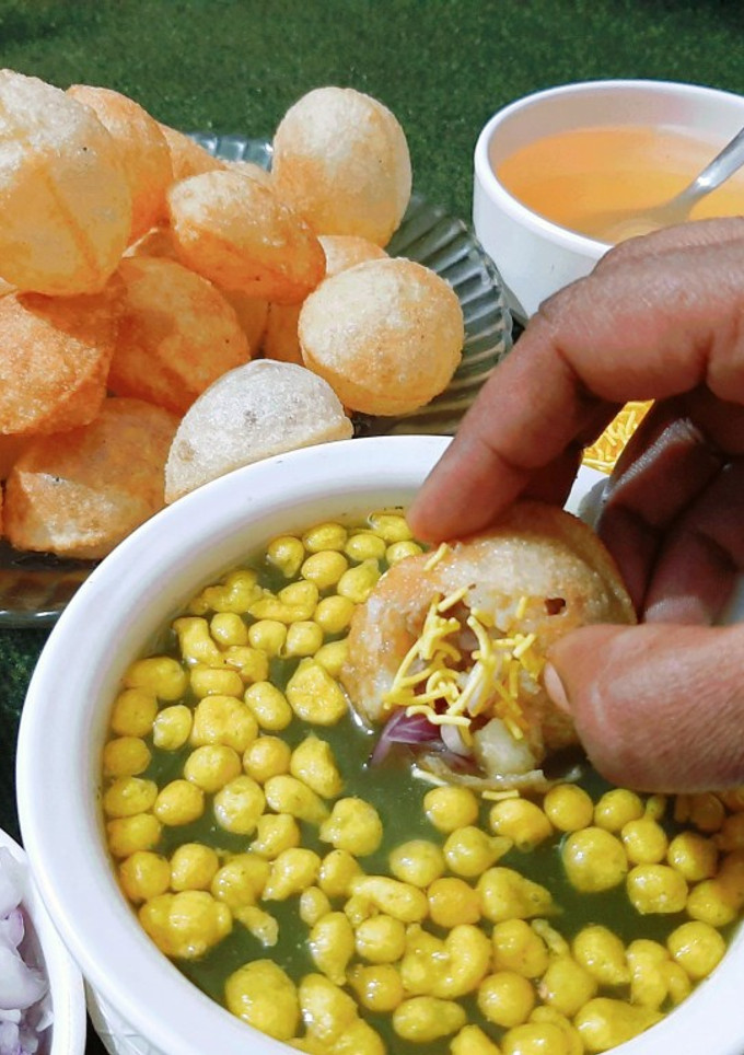 पानी पूरी (pani puri recipe in Hindi) रेसिपी मुख्य फोटो