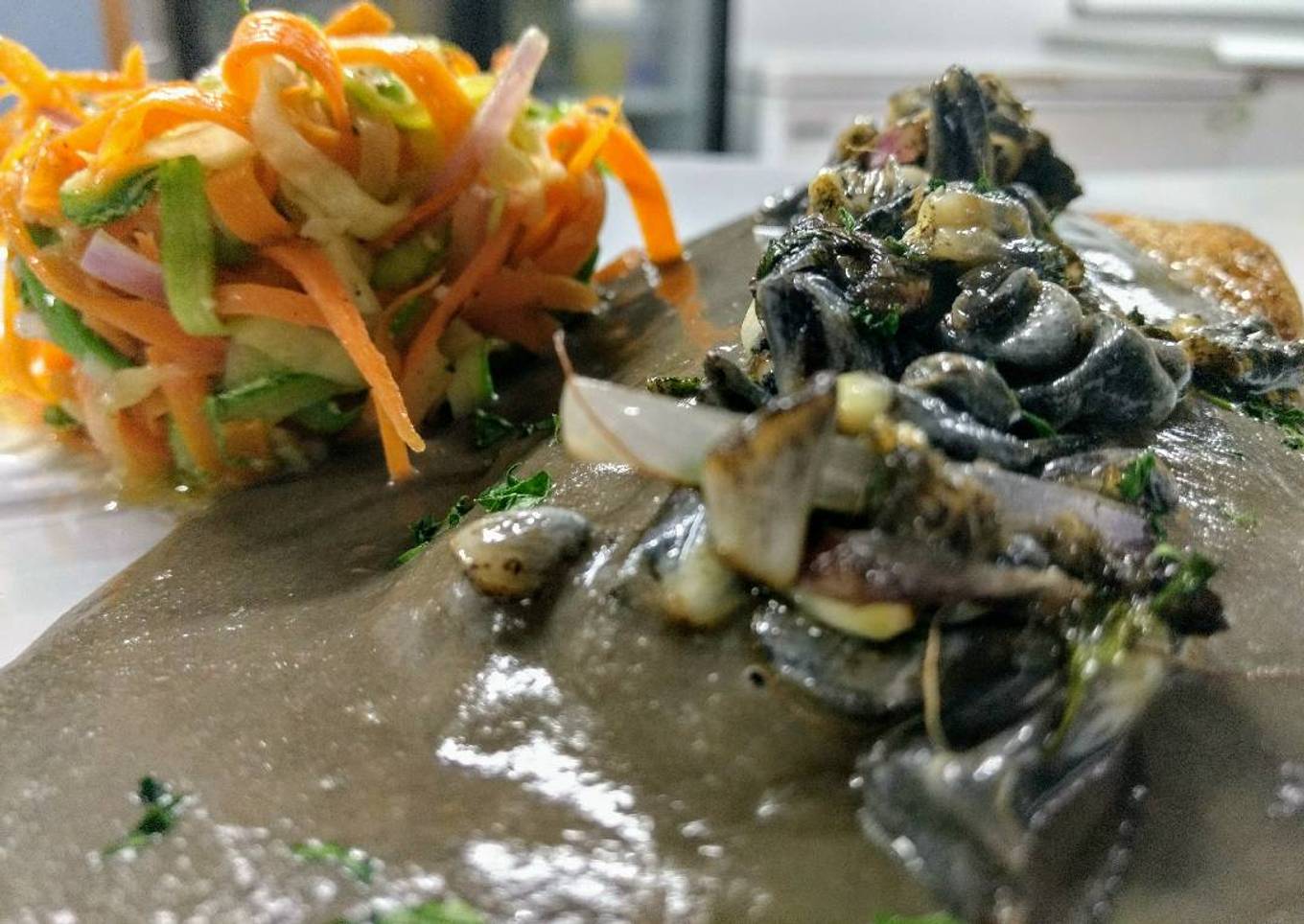 Robalo en salsa de huitlacoche