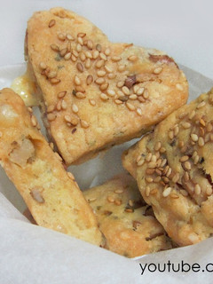 Una foto de Galletas saladas de queso y aceitunas