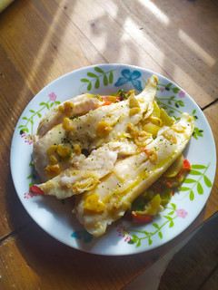 Una foto de Merluza al horno con patatas y pimientos!