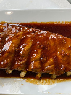 Una foto de Costillas de Cerdo con salsa Teriyaki en Crockpot, con guarnición de boniato y patata asada