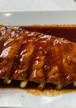Una foto de Costillas de Cerdo con salsa Teriyaki en Crockpot, con guarnición de boniato y patata asada