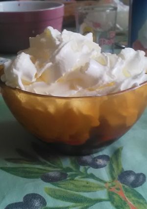 Une photo de Salade de fruits à la chantilly
