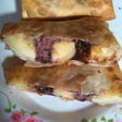Martabak kulit pangsit isi piscokpetam (pisang coklat tape ketan hitam)