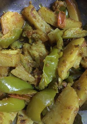 A picture of Aloo Shimla mirch.
