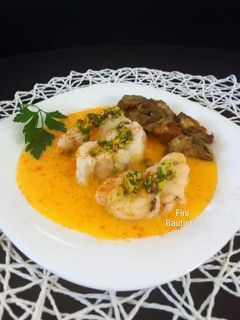 Una foto de Rape con salsa de calabaza y alcachofas
