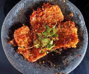 Resep mudah Tempe Penyet Kemangi Sambal Terasi Gurih Mantul