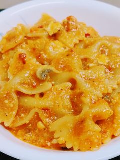 रेड सॉस पास्ता (Red sauce pasta recipe in hindi) रेसिपी मुख्य फोटो