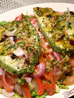 Una foto de Ensalada de pimientos y calabacines asados, con ali oli de tomates secos