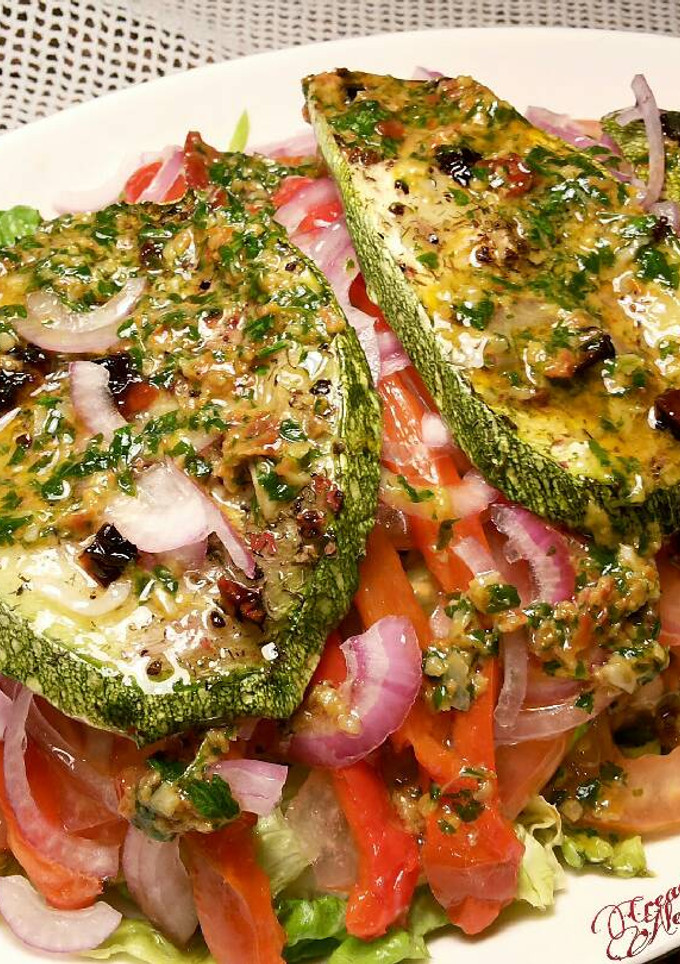 Una foto de Ensalada de pimientos y calabacines asados, con ali oli de tomates secos