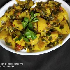 A picture of Green onions with potato.
