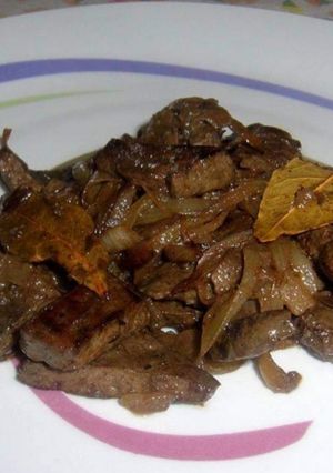 Foto di Fegato di Vitello con Cipolle di Tropea, Alloro e Salsa di Soia