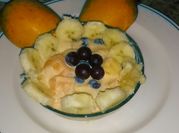 Una foto de ensalada de frutas con papaya