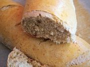 Una foto de pan baguette integral