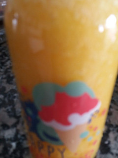 Una foto de Jugo mango y naranjas!!