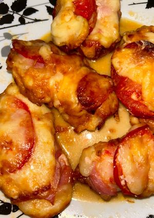 Baconbe tekert sajtos paradicsomos csirkemell air fryerben recept fotója