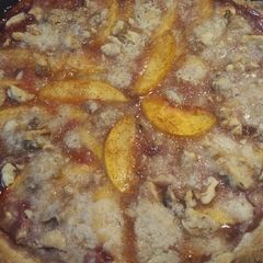 A picture of Peaches and Blueberries in a Muerbeteig Crust.