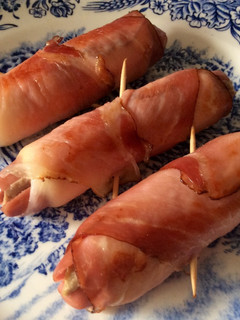 Una foto de Salchichas rellenas envueltas🌭🥓