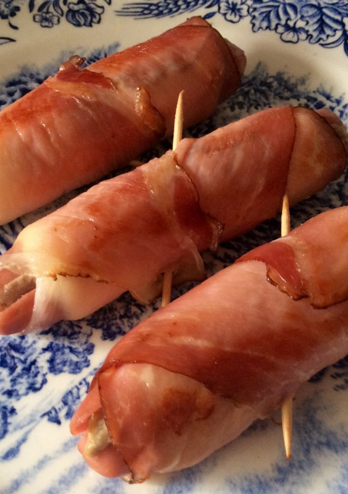 Una foto de Salchichas rellenas envueltas🌭🥓