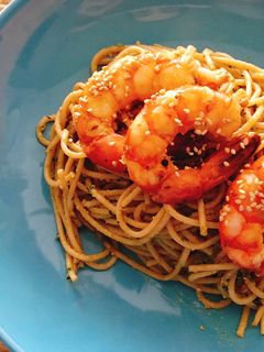 Una foto de Espaguetis integrales al pesto con gambón