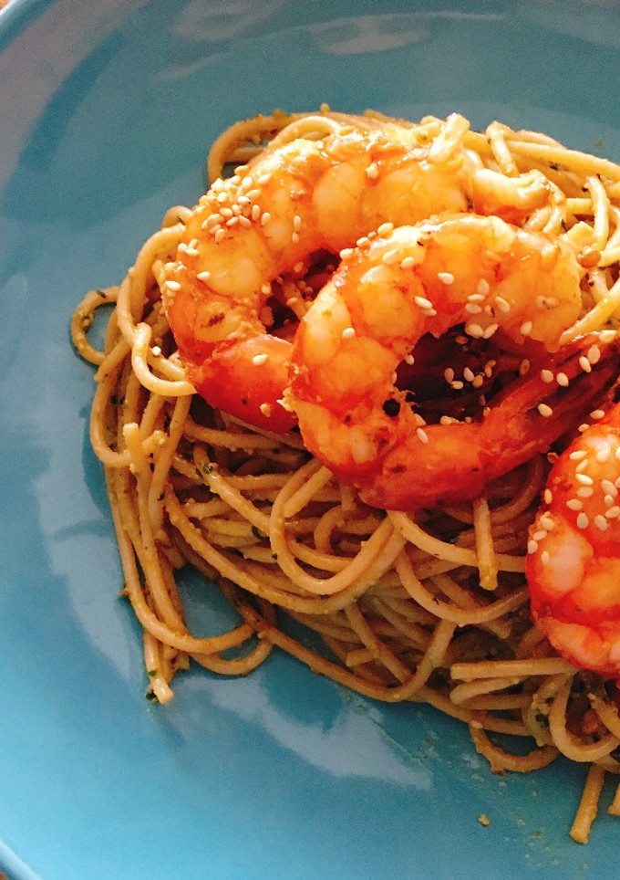 Una foto de Espaguetis integrales al pesto con gambón