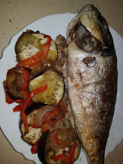 Una foto de Dorada con verduras