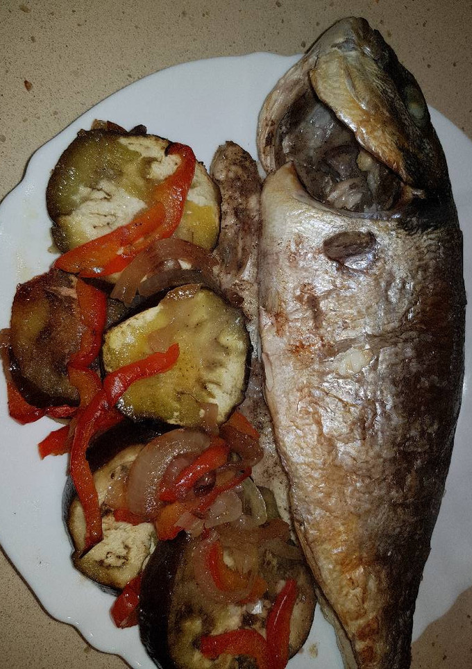 Una foto de Dorada con verduras