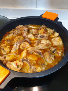 Una foto de Pollo y conejo en salsa