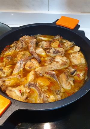 Una foto de Pollo y conejo en salsa