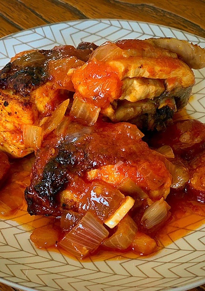 Una foto de Pollo con chorizo