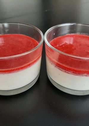 Une photo de Panna cotta au coulis de framboises