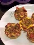 Cestitas de panceta, ají, cebolla, tomates cherry y huevos. Para dieta paleo